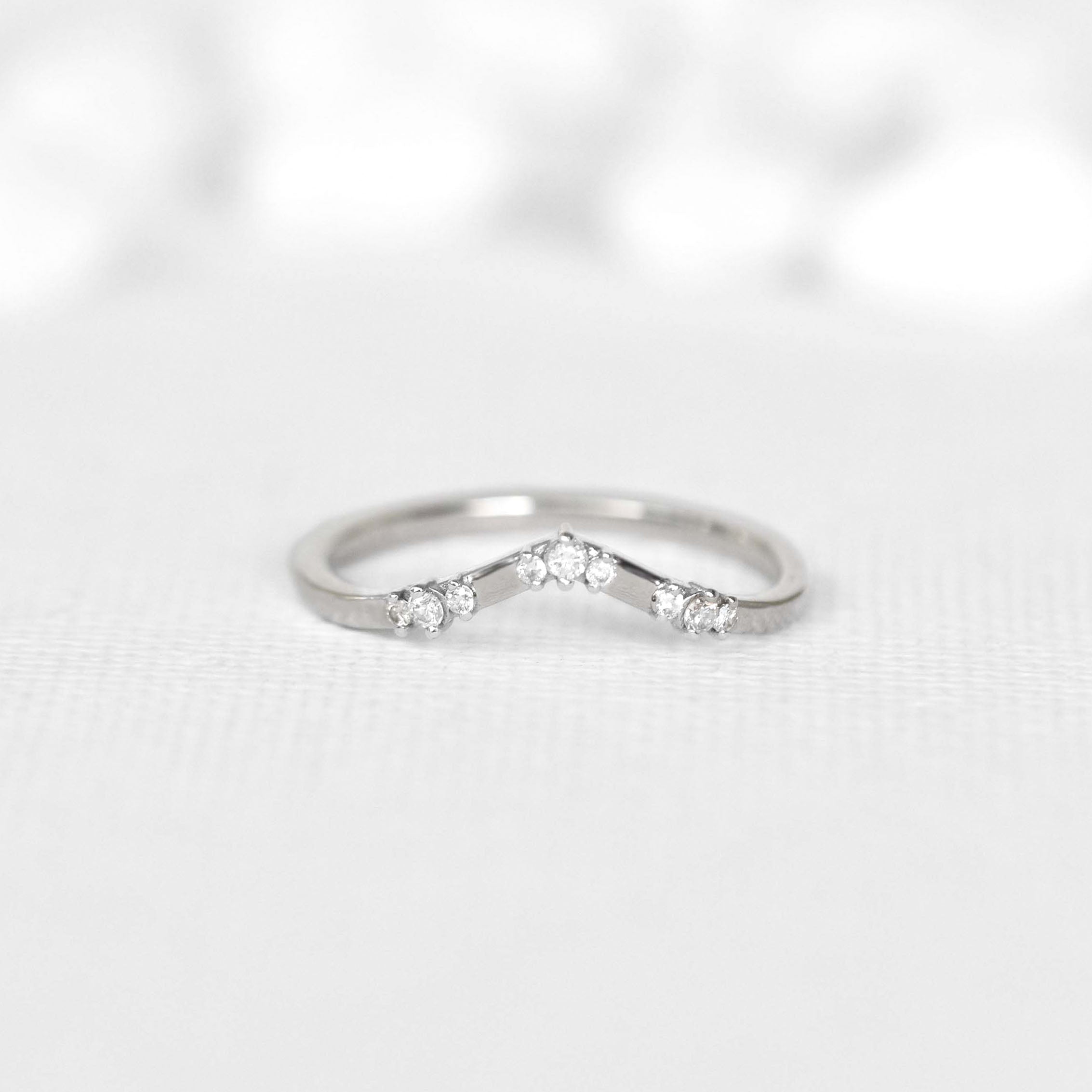 Tripel Diamonds Distance V Band Ring